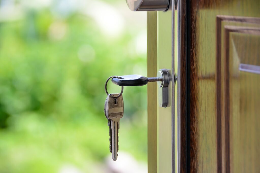 Schlüssel Tür Wohnung Immobilie Immobilienmakler in Wuppertal finden Darauf müssen Sie achten