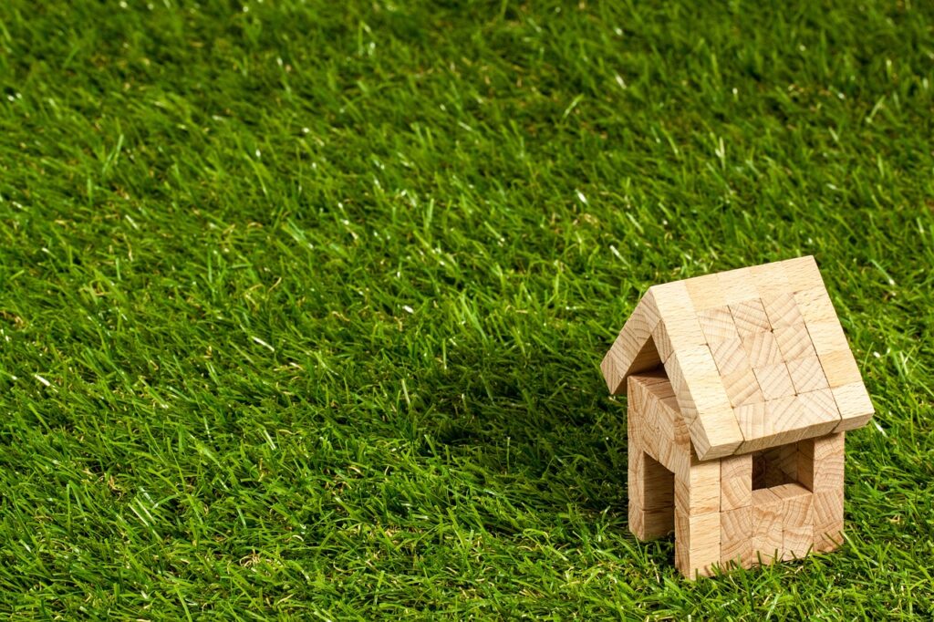 kleines Haus Rasen Symbolik Warum eine Wohnung kaufen