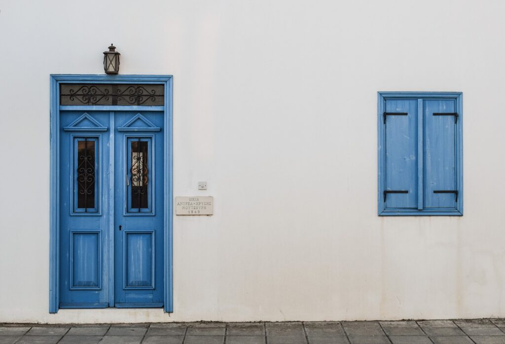 Tür blau mediterran Nebeneingangstür für das Haus Was sollte sie können