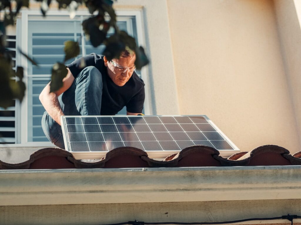 Mann Solaranlage Dach Ästhetik trifft Nachhaltigkeit Wie moderne Photovoltaikanlagen das Design von Eigenheimen revolutionieren