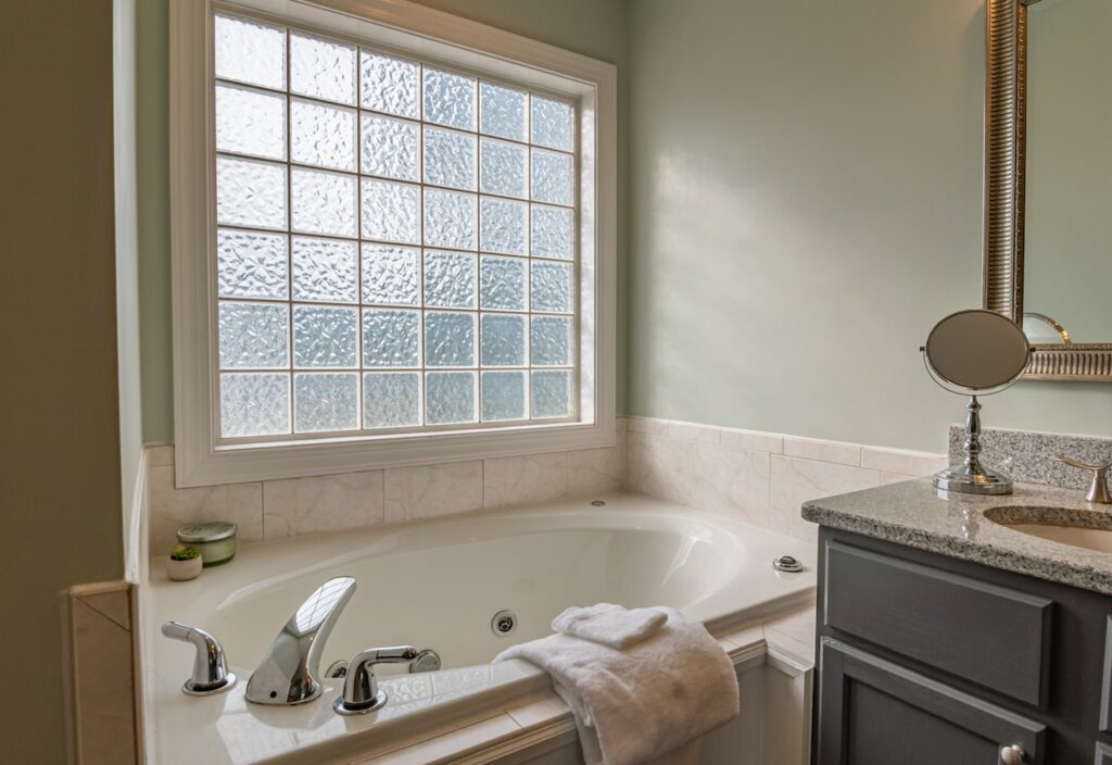 kleines Badezimmer mit grossem Fenster Kleines Badezimmer Mit diesen Tipps lässt sich der Raum dennoch schön einrichten