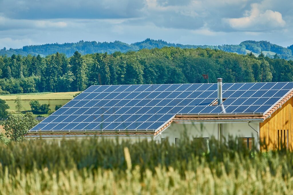 Solarsystem auf dem Haus Vergleich von Solaranlagen und Solarziegeln Was ist besser