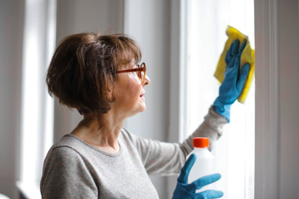 Frau Fenster putzen Reinigung Effektive Reinigungstipps für ein Wohlfühl Zuhause Von der Endreinigung bis zur Geruchsbeseitigung