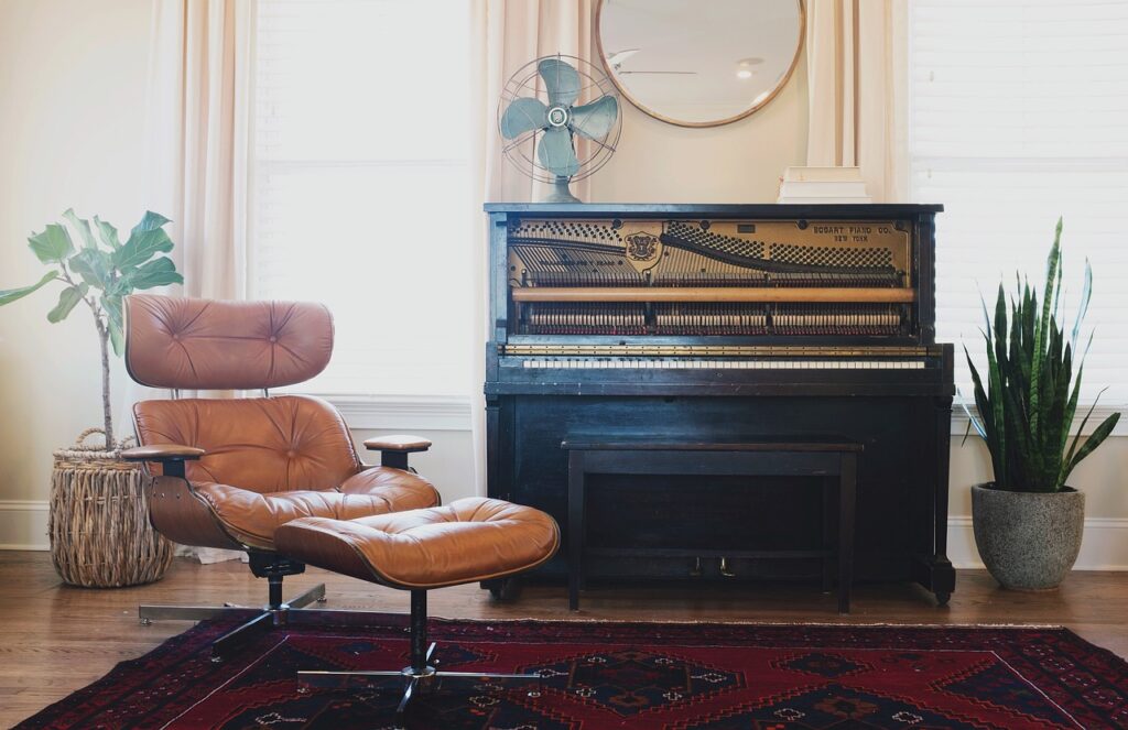 Wohnung Vintage Sessel Klavier Lohnen sich Akustikpaneele für die Wohnung
