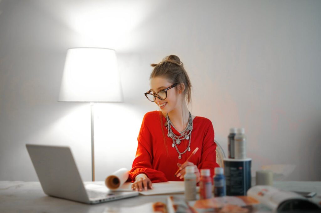 Frau arbeitet am Schreibtisch Laptop Homeoffice neu gedacht Wie flexible Einrichtungsideen Konzentration und Wohlbefinden fördern