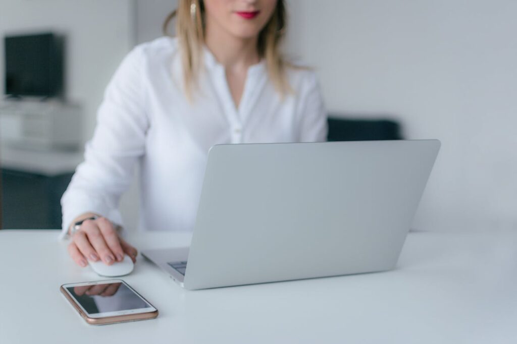 Laptop Smartphone Frau Gasanbieter wechseln – Ist das kompliziert