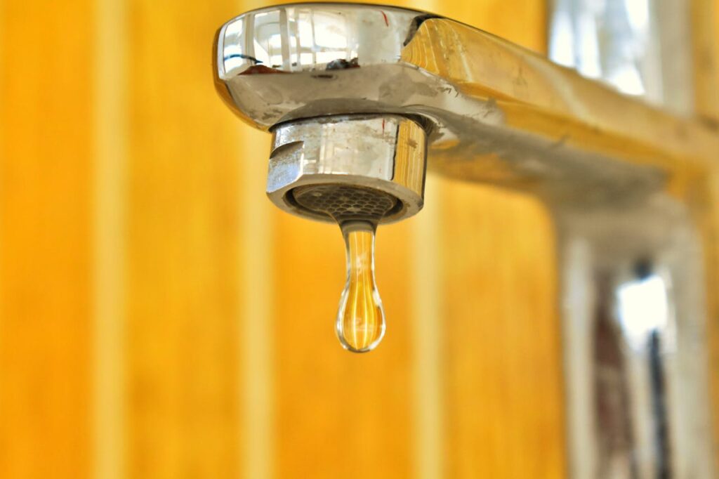 tropfender Wasserhahn Wasserhahn tropft am Schwenkarm – Ursachen und Lösungen