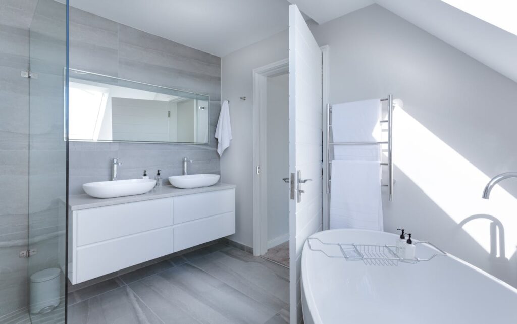 Badezimmer helle Einrichtung Badezimmer renovieren – Ein Guide für Anfänger