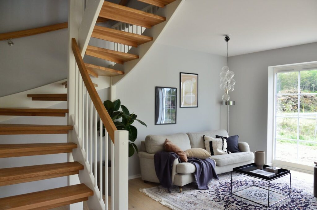 Wohnung Wohnzimmer Treppe Skandinavisch einrichten – Ein Guide für helles, gemütliches Wohnen